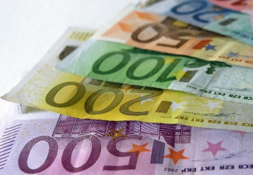 The Decline of the Euro as an International Currency