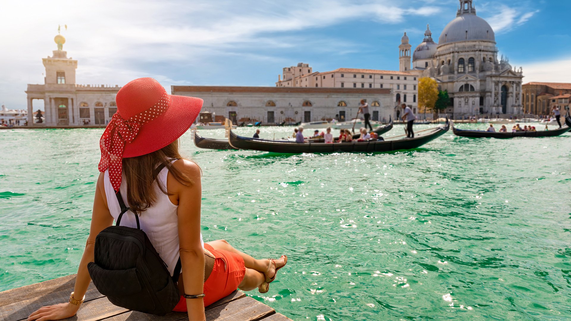 traveler sitting in venice italy