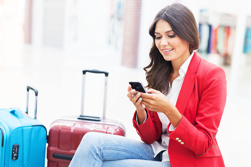 Traveler-at-airport-with-phone